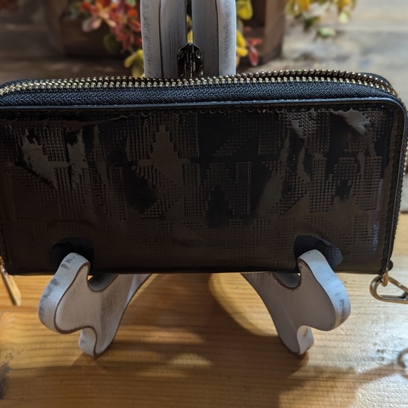 Michael Kors signature wallet. Zip around. MK logo. Excellent condition. - Picture 3 of 7